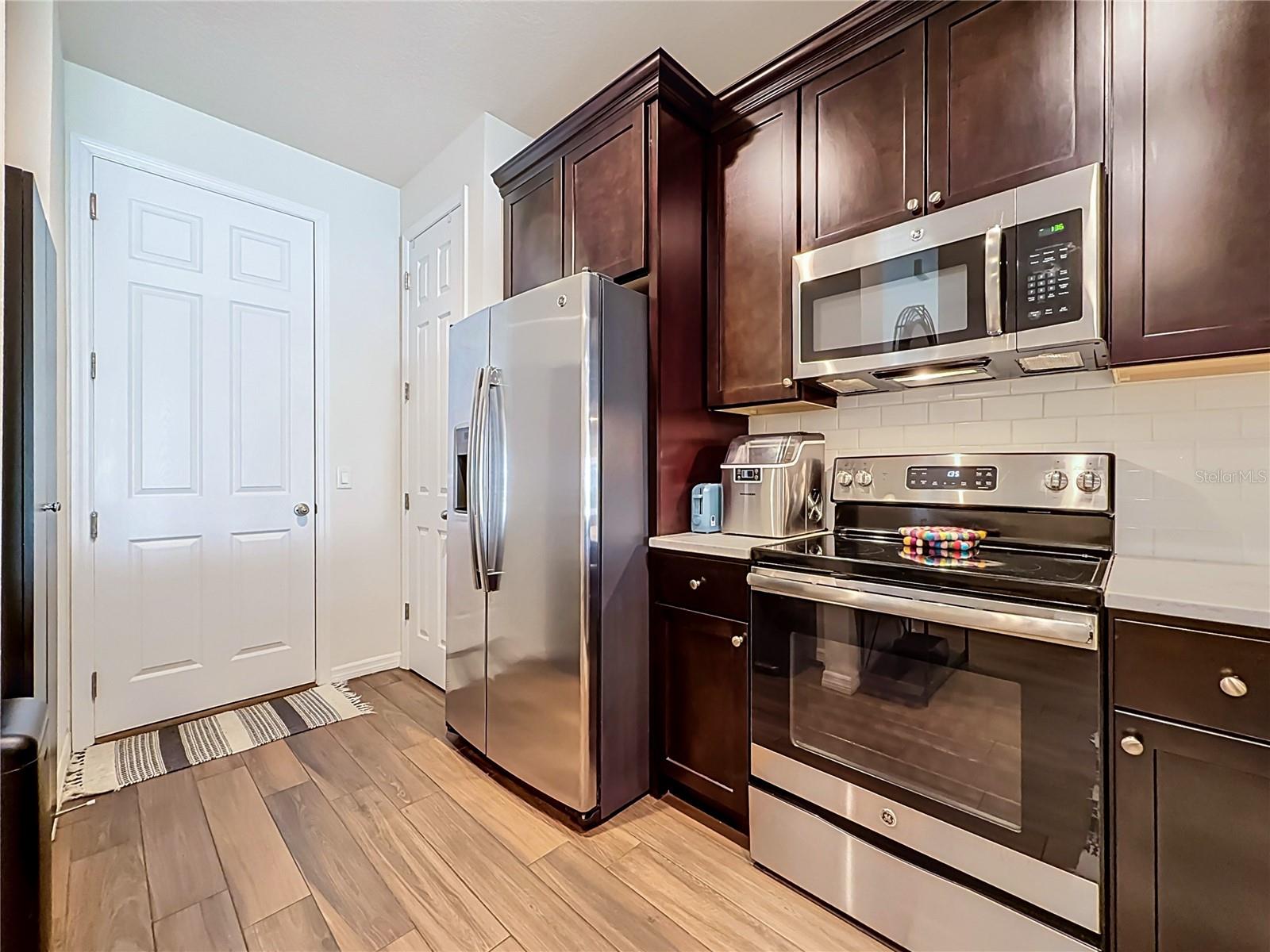 2270 MONTVIEW DR — photo 8