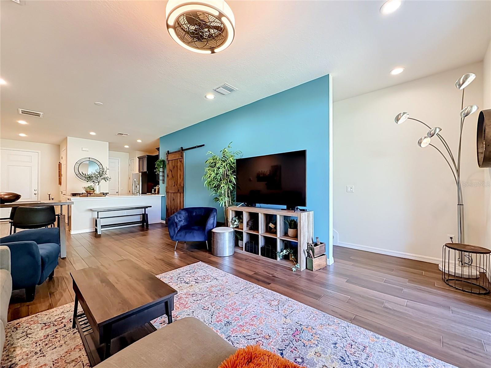 2270 MONTVIEW DR — photo 23