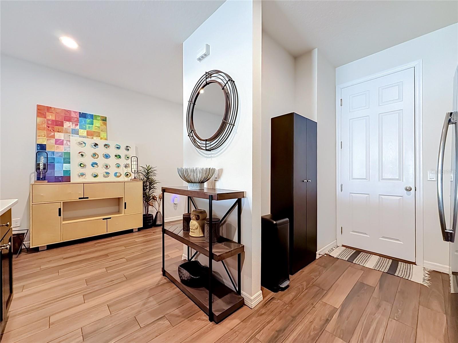 2270 MONTVIEW DR — photo 9