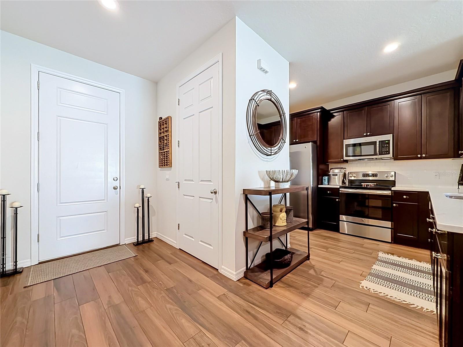 2270 MONTVIEW DR — photo 4