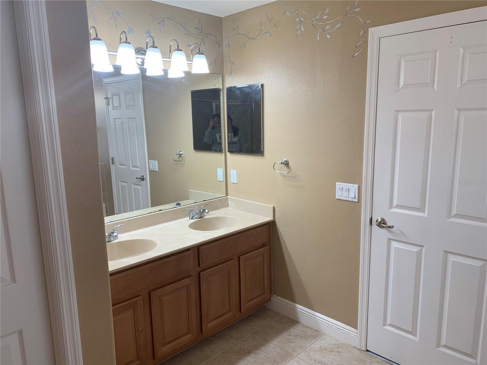 8810 CAMERON CREST DR — photo 23
