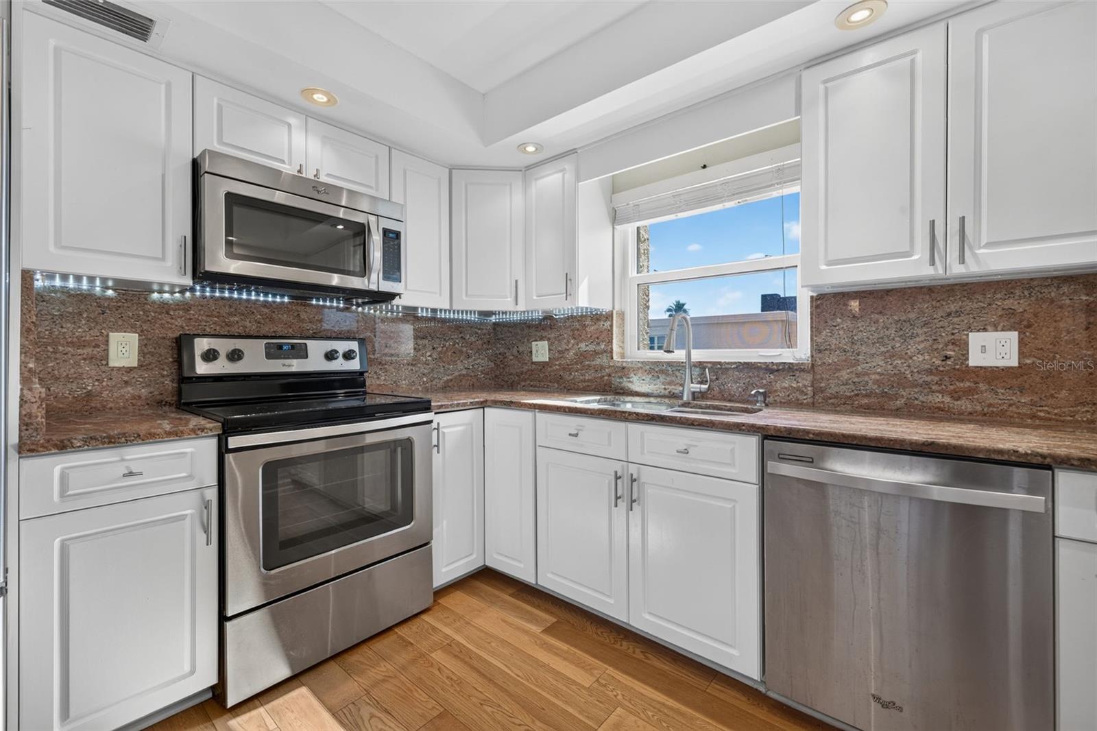 1120 N SHORE DR NE #502 — photo 5