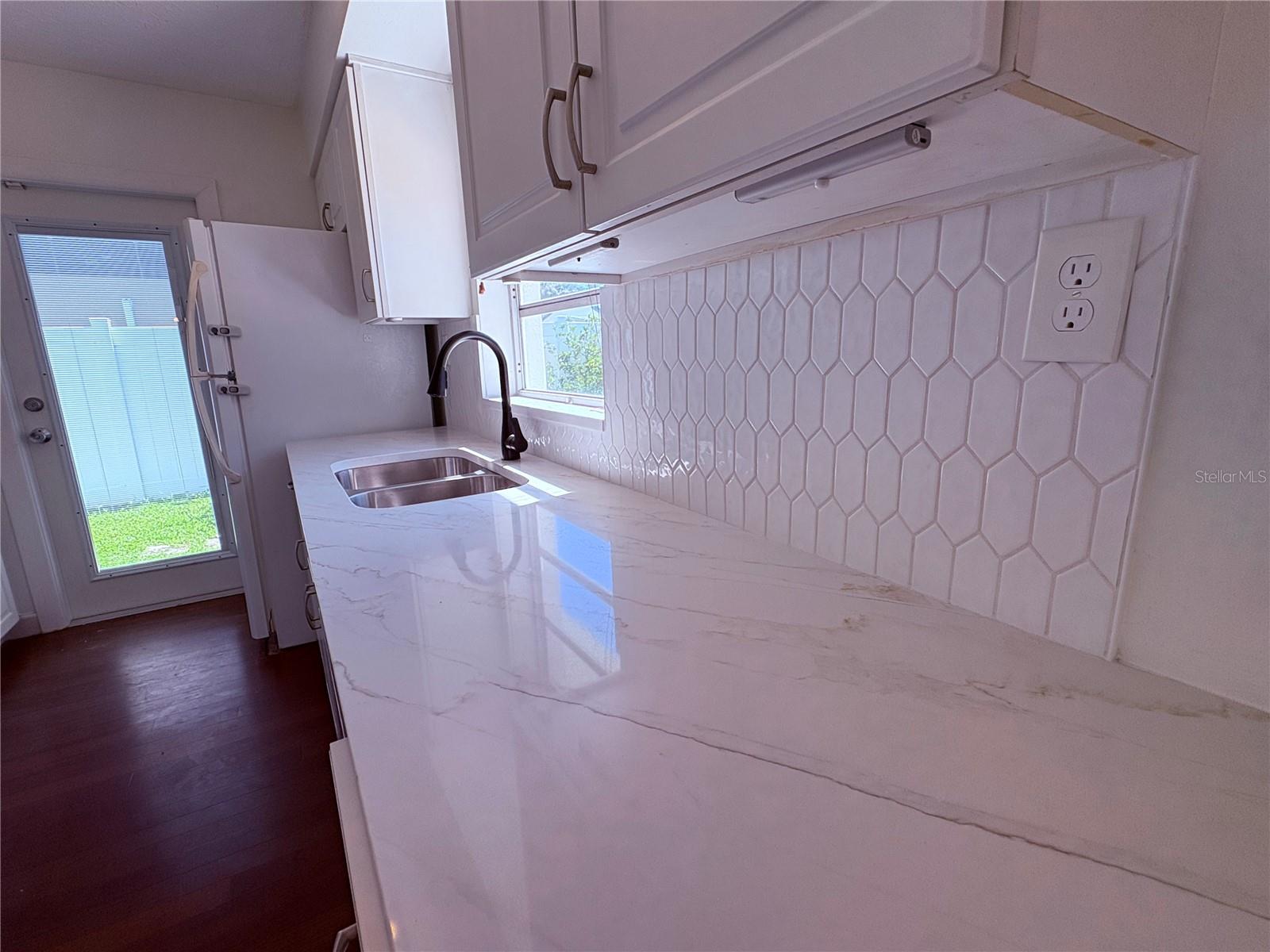 1518 W RIVER LN — photo 7
