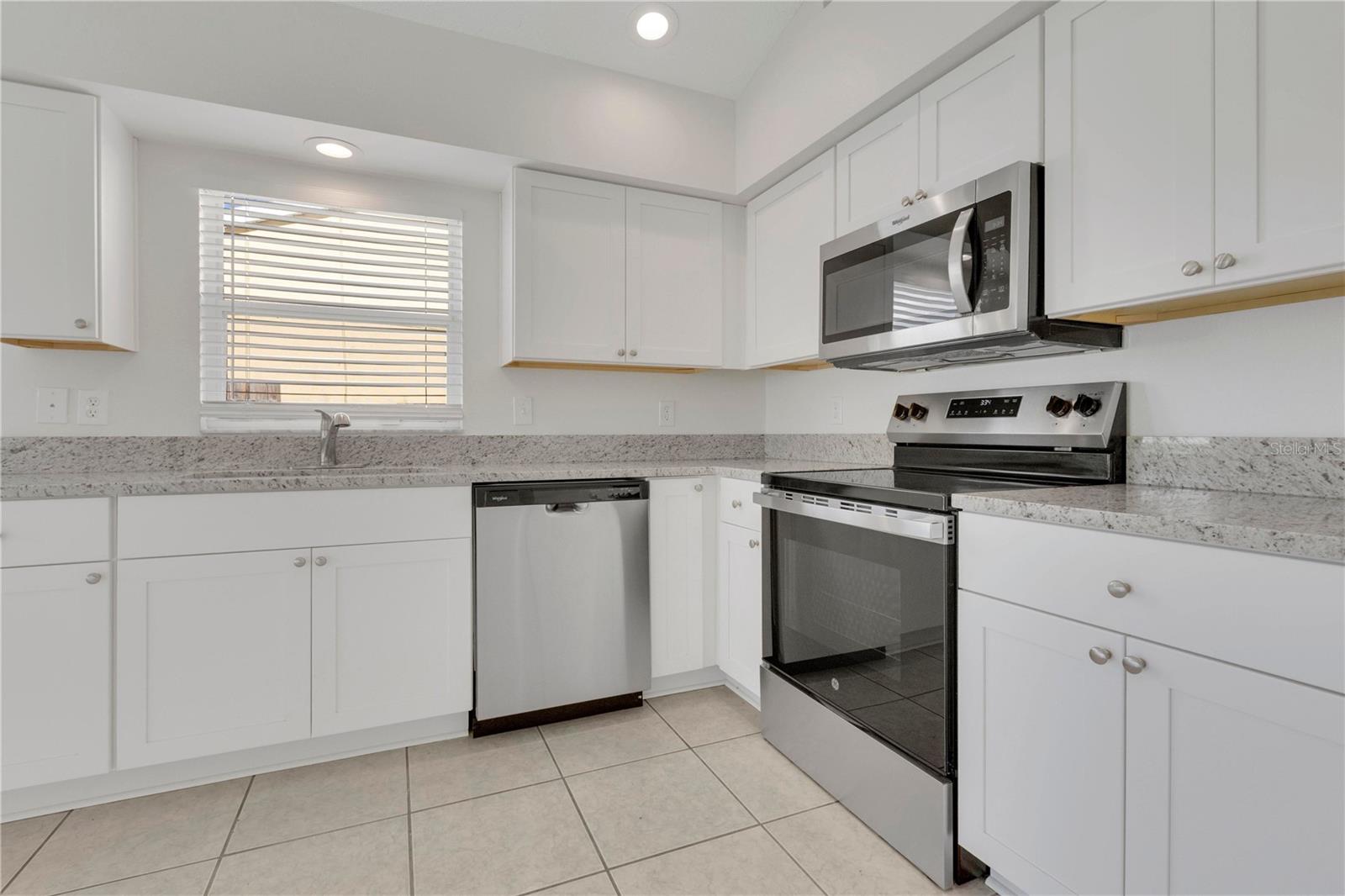 12517 MIDPOINTE DR — photo 9
