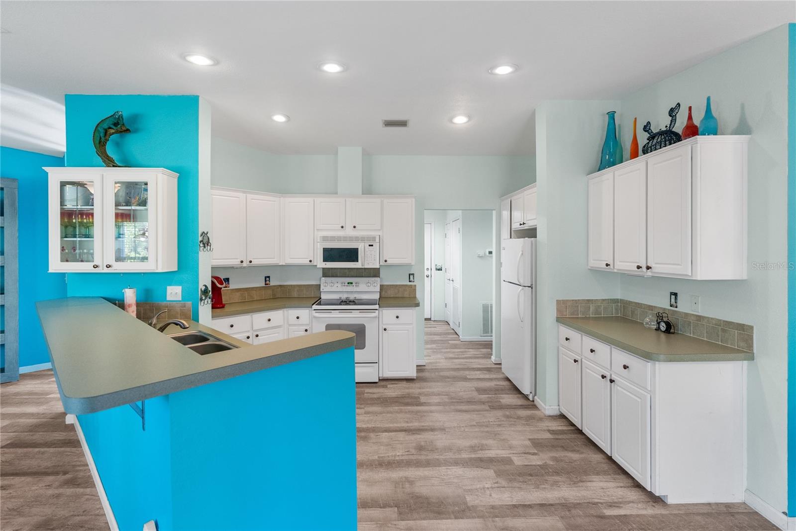 3792 VILLAGE AVE — photo 9