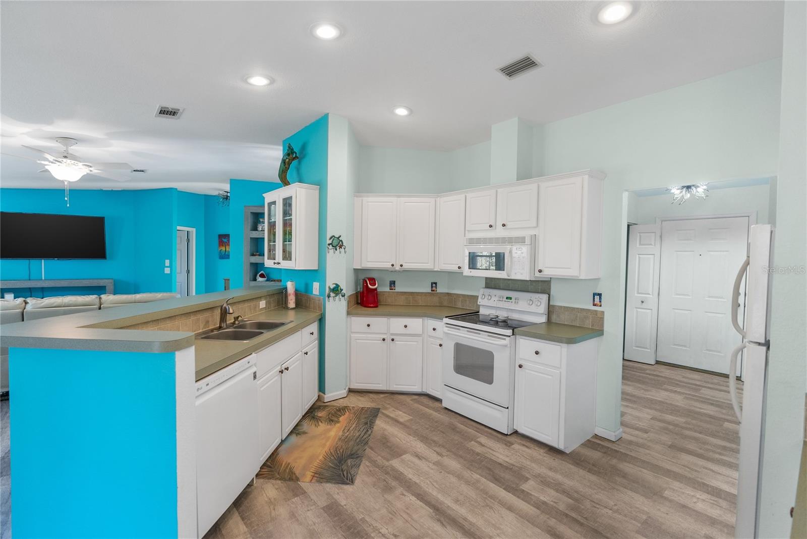 3792 VILLAGE AVE — photo 6