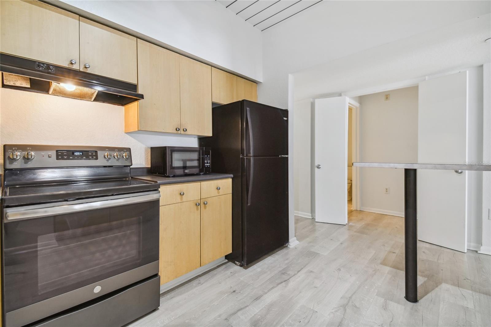 2410 W AZEELE ST #222 — photo 3
