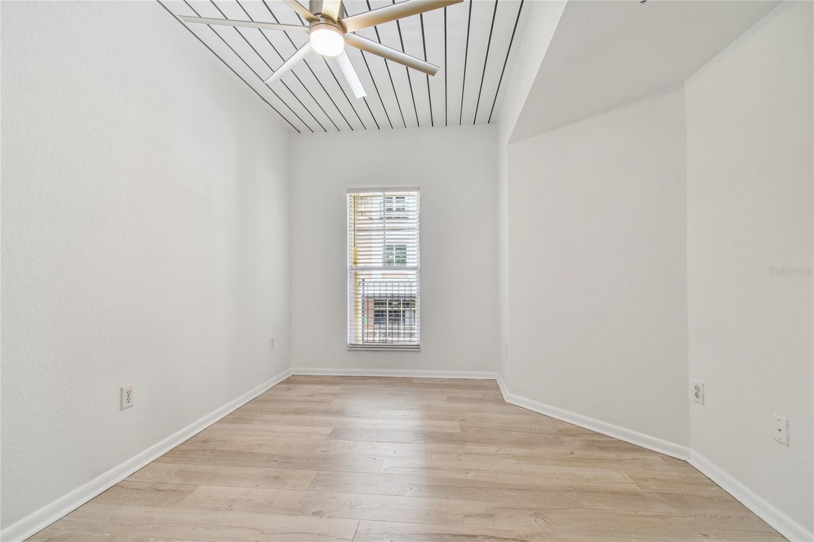 2410 W AZEELE ST #222 — photo 20
