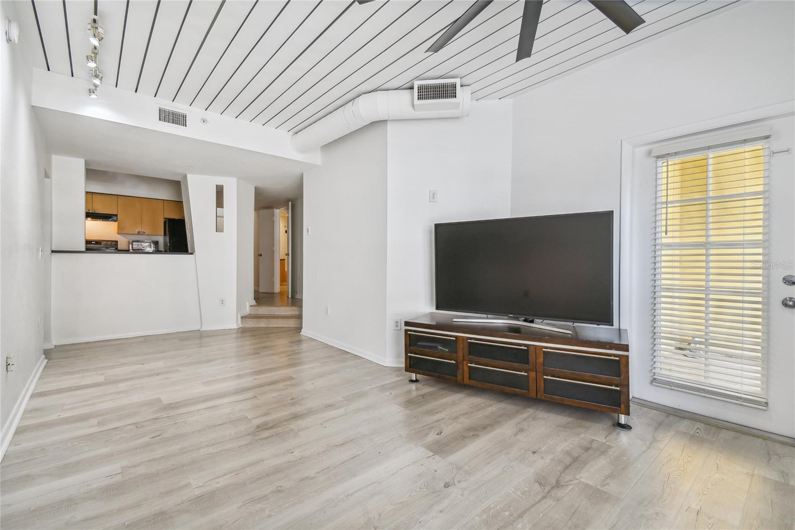 2410 W AZEELE ST #222 — photo 8