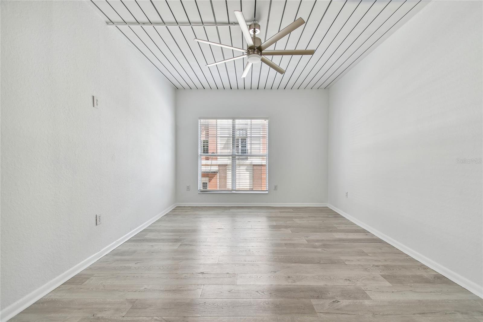 2410 W AZEELE ST #222 — photo 12