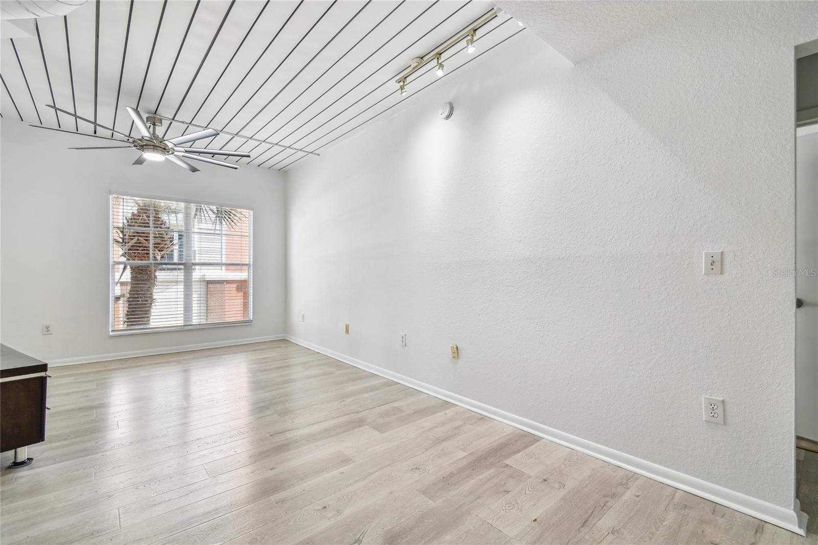 2410 W AZEELE ST #222 — photo 7