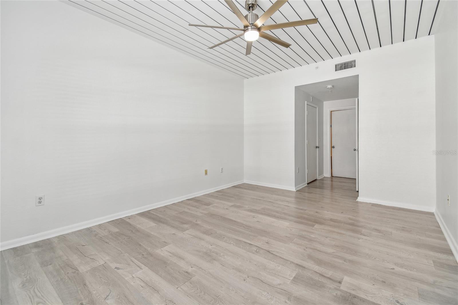 2410 W AZEELE ST #222 — photo 14