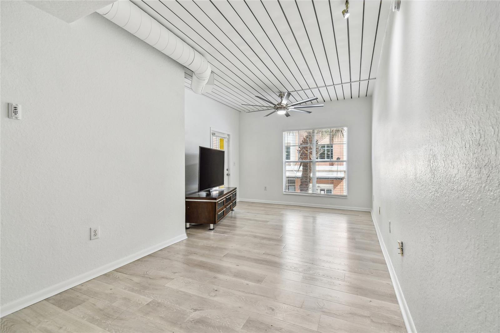 2410 W AZEELE ST #222 — photo 5