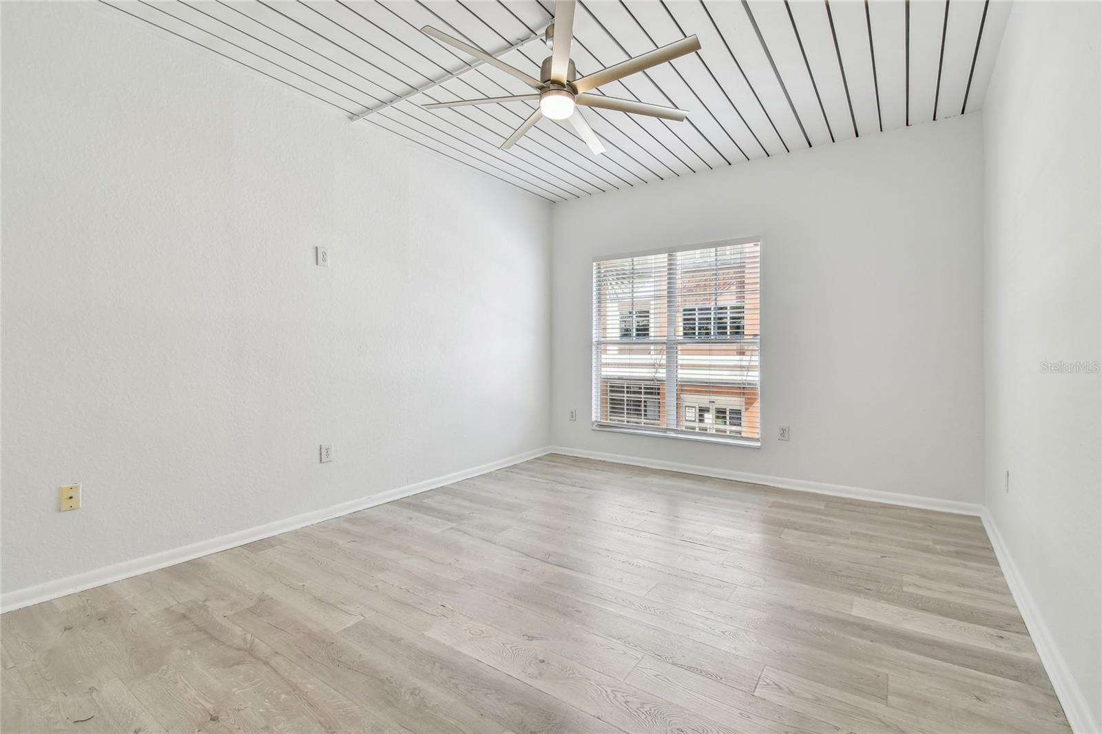 2410 W AZEELE ST #222 — photo 15
