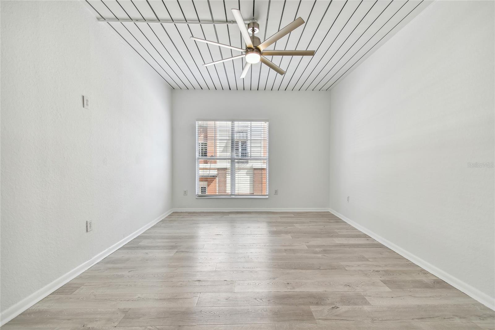 2410 W AZEELE ST #222 — photo 13