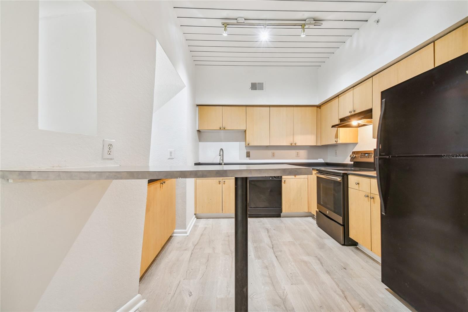 2410 W AZEELE ST #222 — photo 2