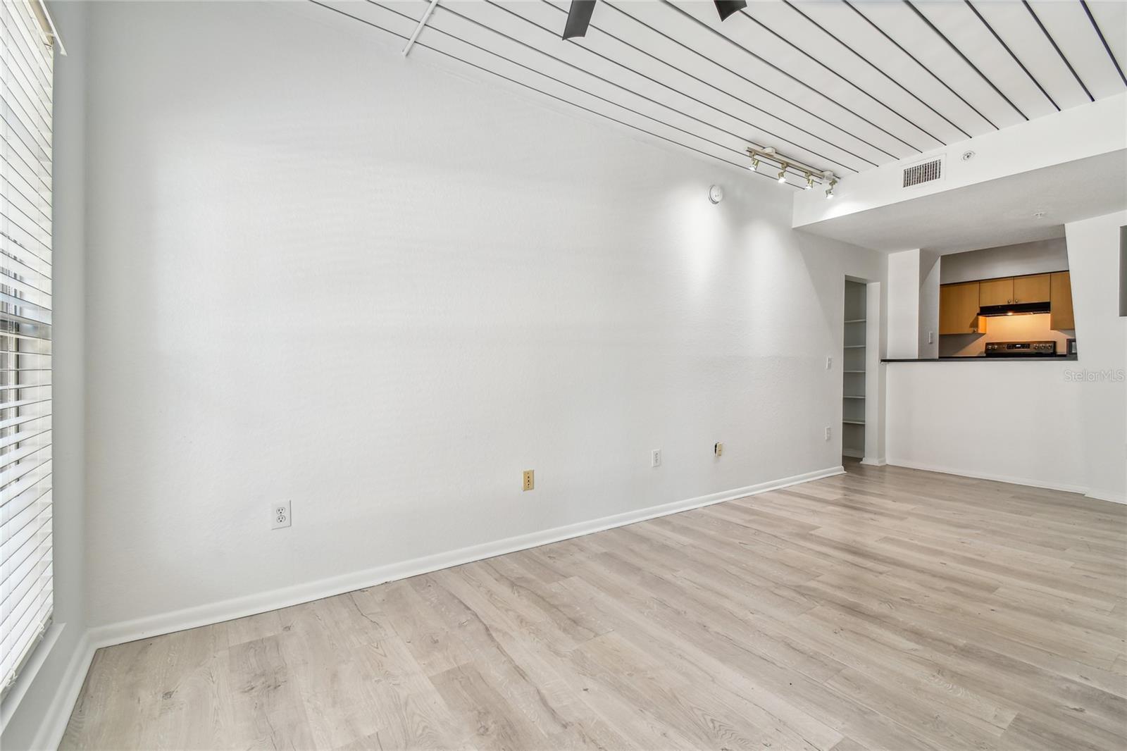 2410 W AZEELE ST #222 — photo 6