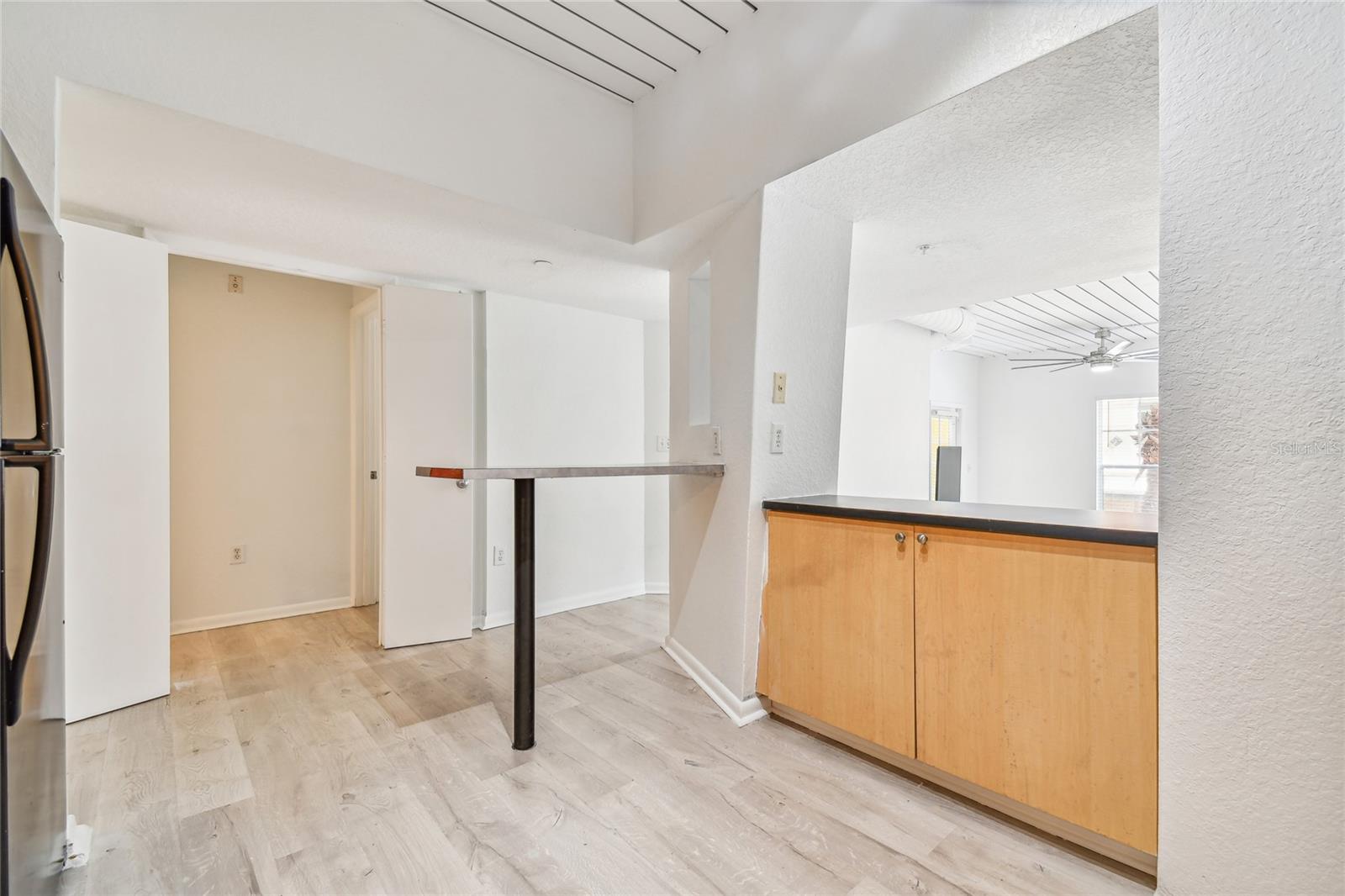 2410 W AZEELE ST #222 — photo 4