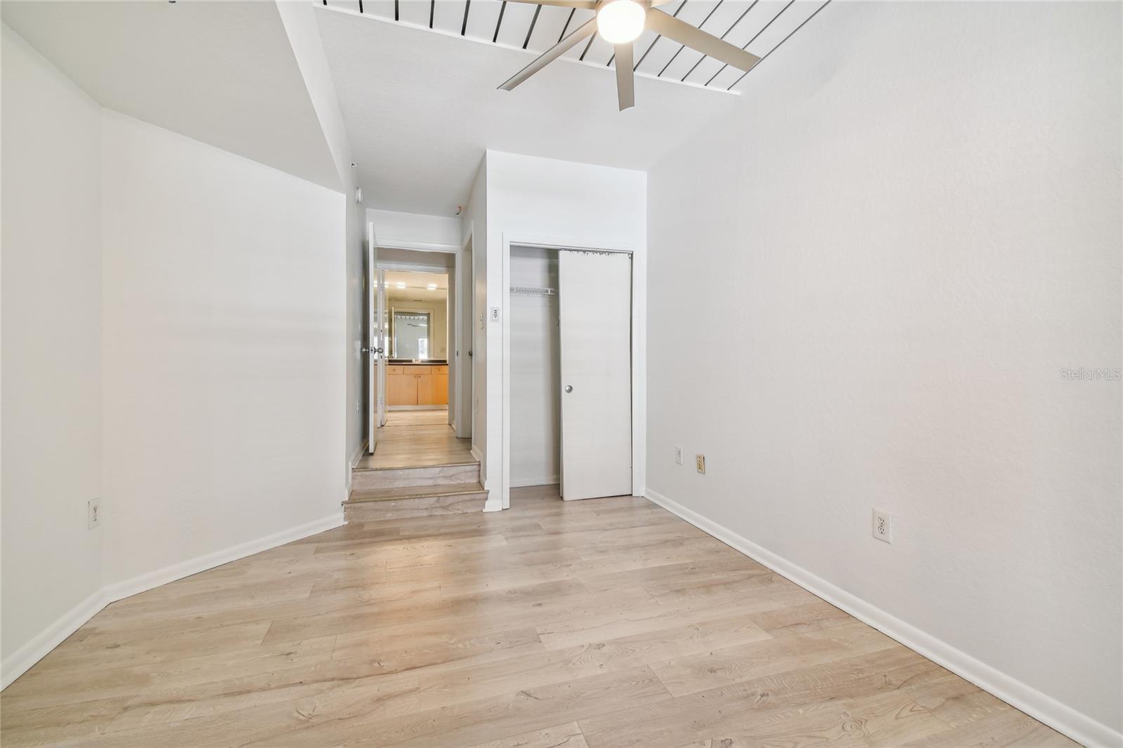 2410 W AZEELE ST #222 — photo 18