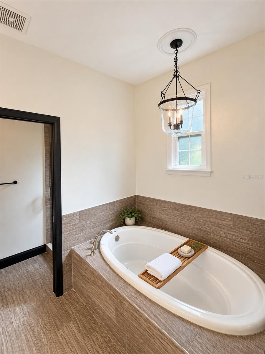 331 N TRASK ST — photo 16