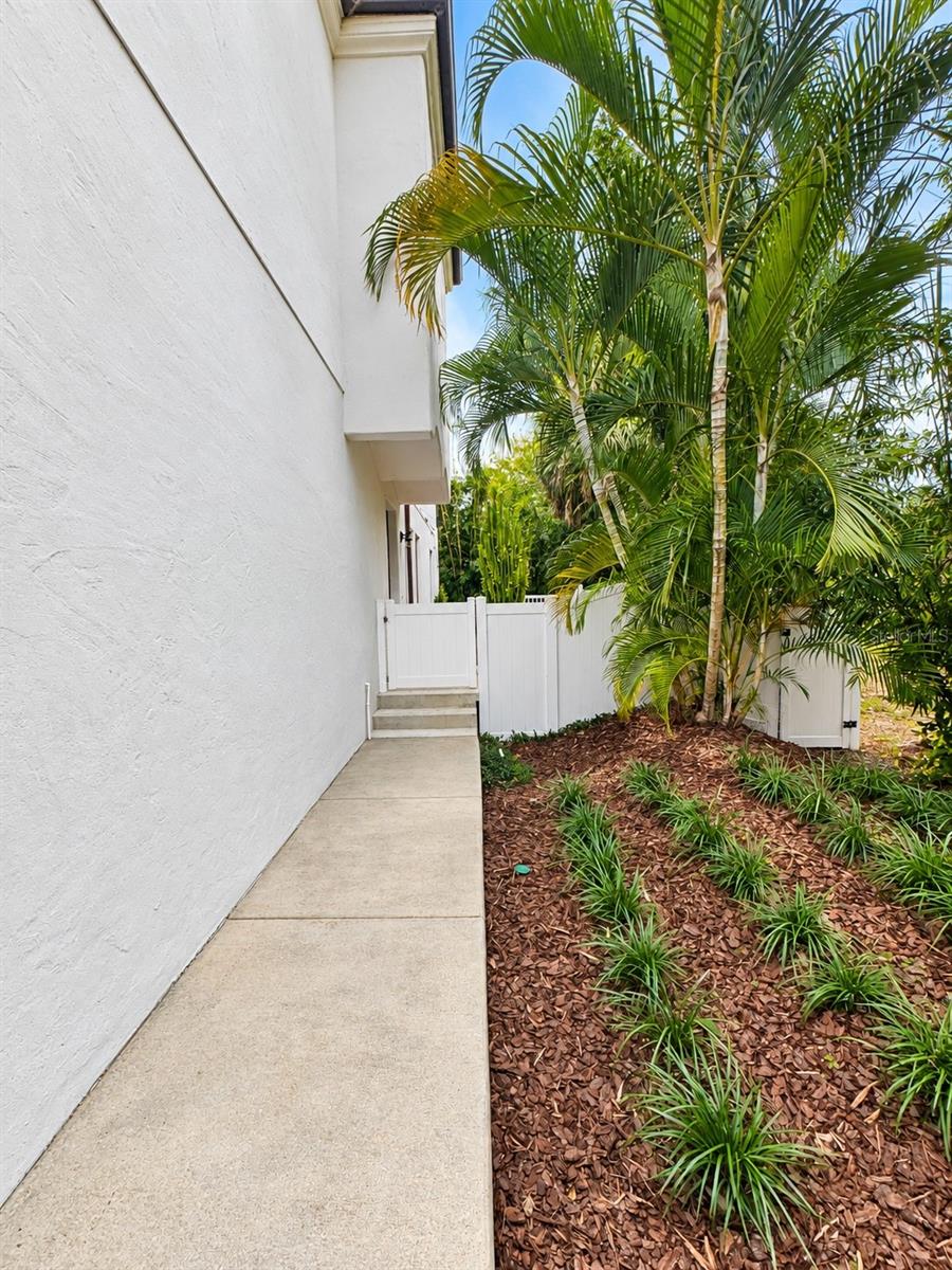 331 N TRASK ST — photo 3
