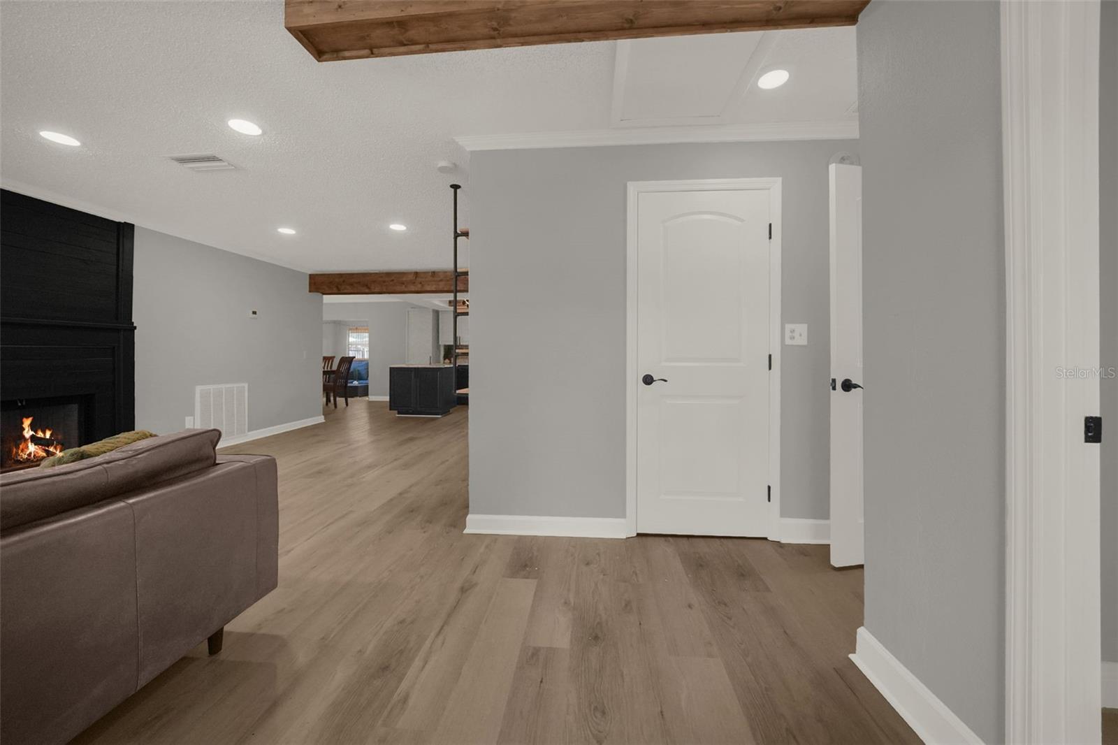 9627 HIDDEN OAKS CIR — photo 4