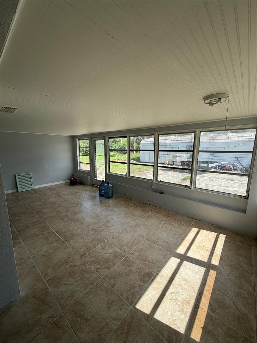 25 WARREN AVE — photo 11