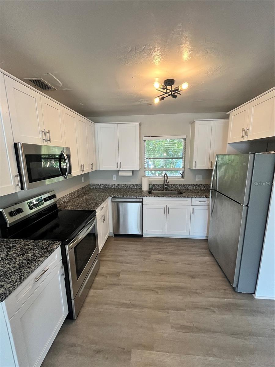 2040 YALE AVE — photo 5