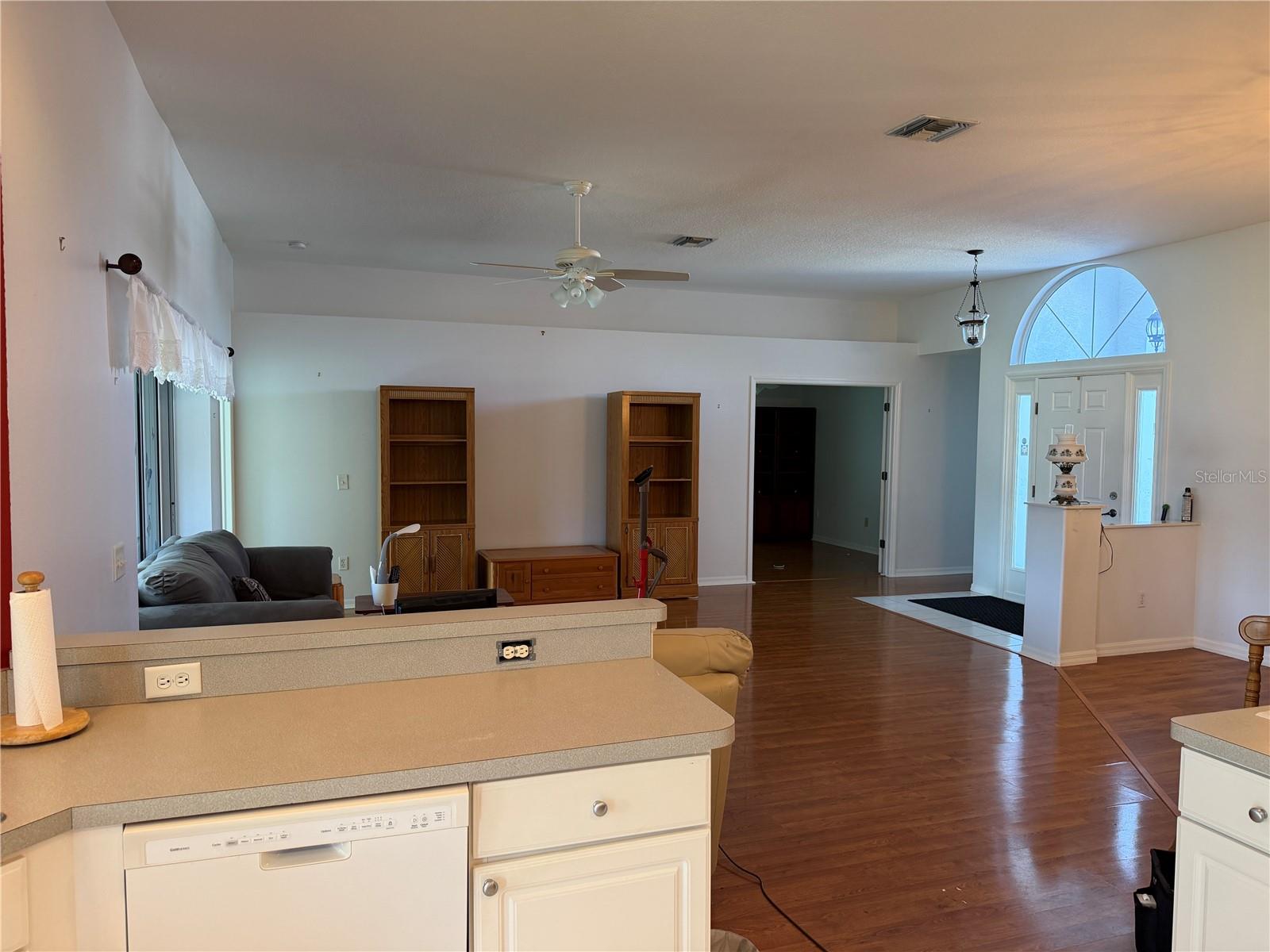 546 TROUT LN — photo 8