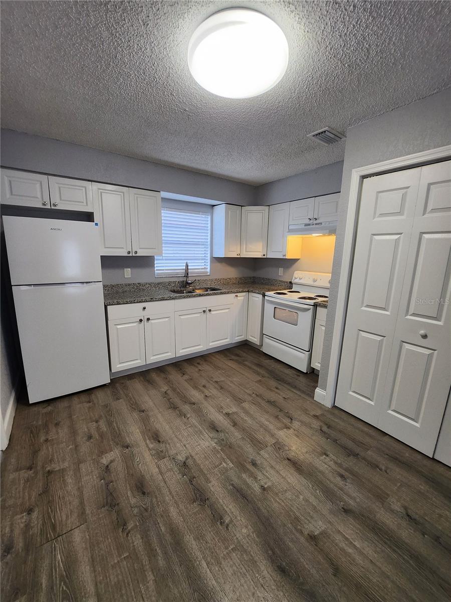 5716 N LINCOLN AVE #D — photo 2