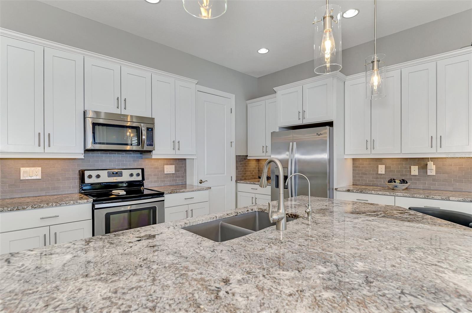 23810 WAVERLY CIR — photo 23