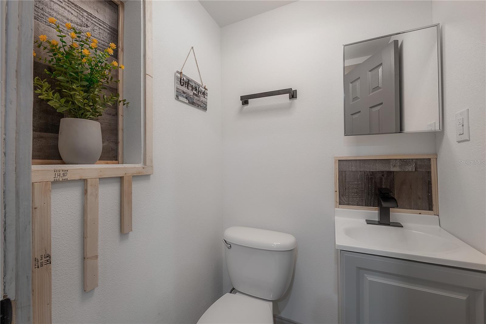 6714 N HARER ST — photo 36