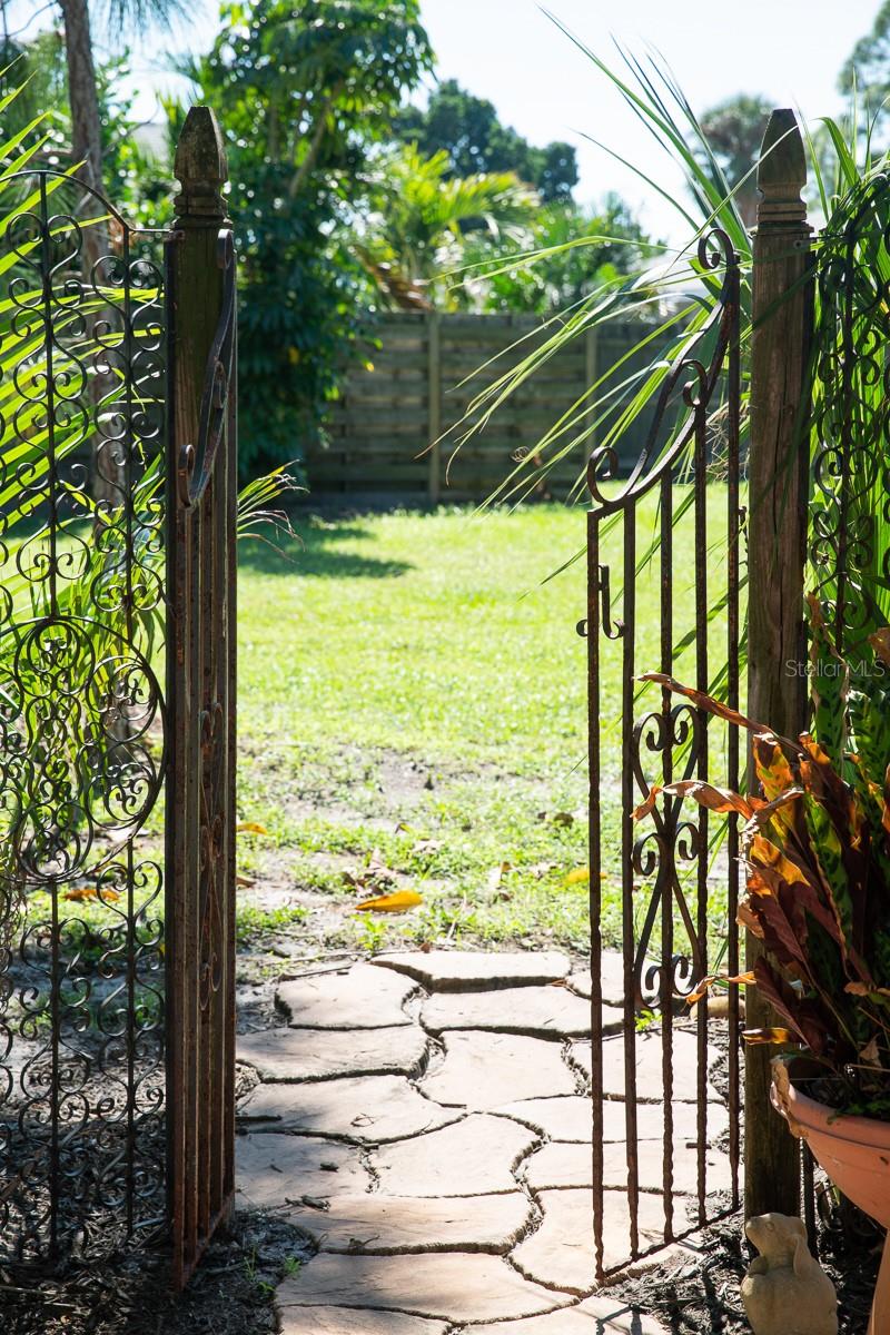 1230 ESTREMADURA DR — photo 11