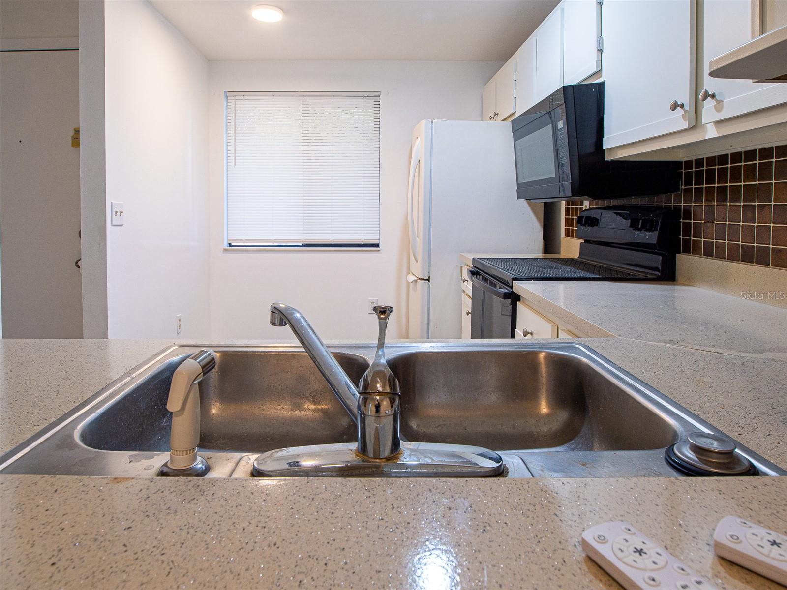 1934 PEPPERMILL DR #1934 — photo 8