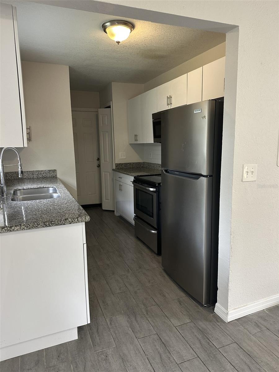 406 E GLADYS ST #B — photo 3