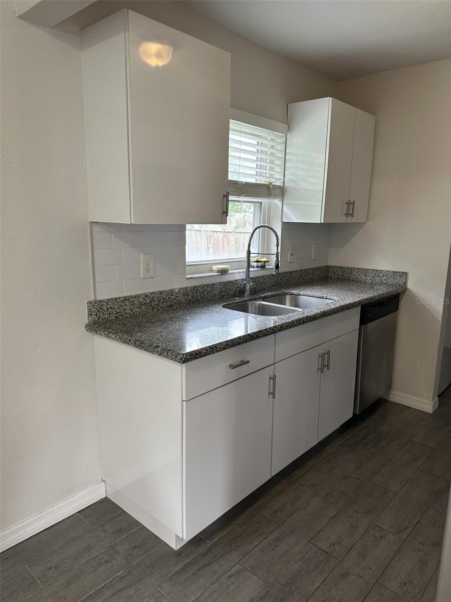 406 E GLADYS ST #B — photo 2