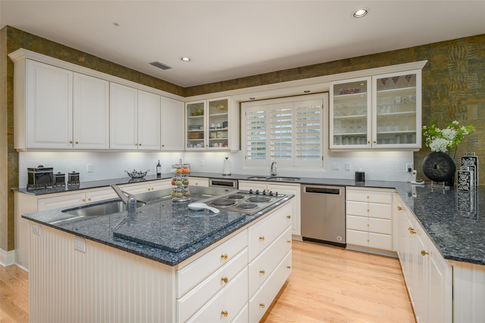981 LONGBOAT CLUB RD — photo 37