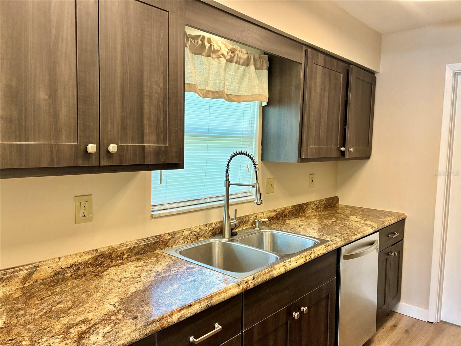 889 SKY LOCH DR S — photo 9
