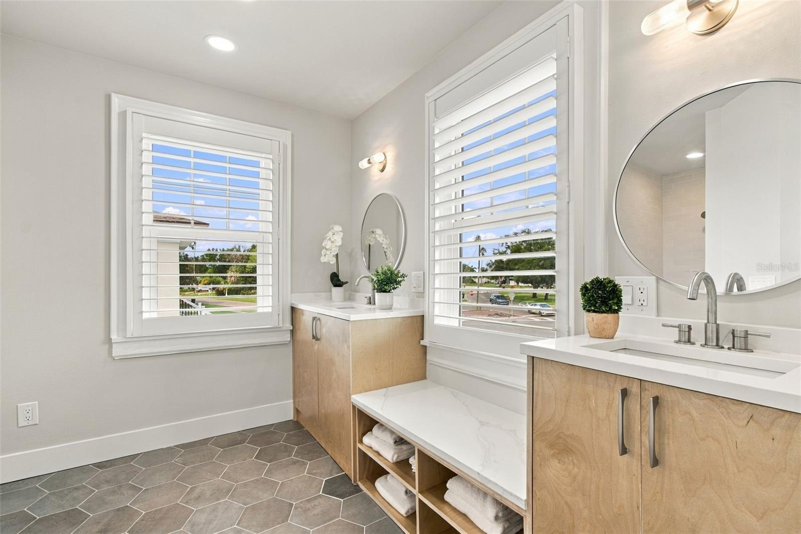 5426 VENETIAN BLVD NE — photo 53