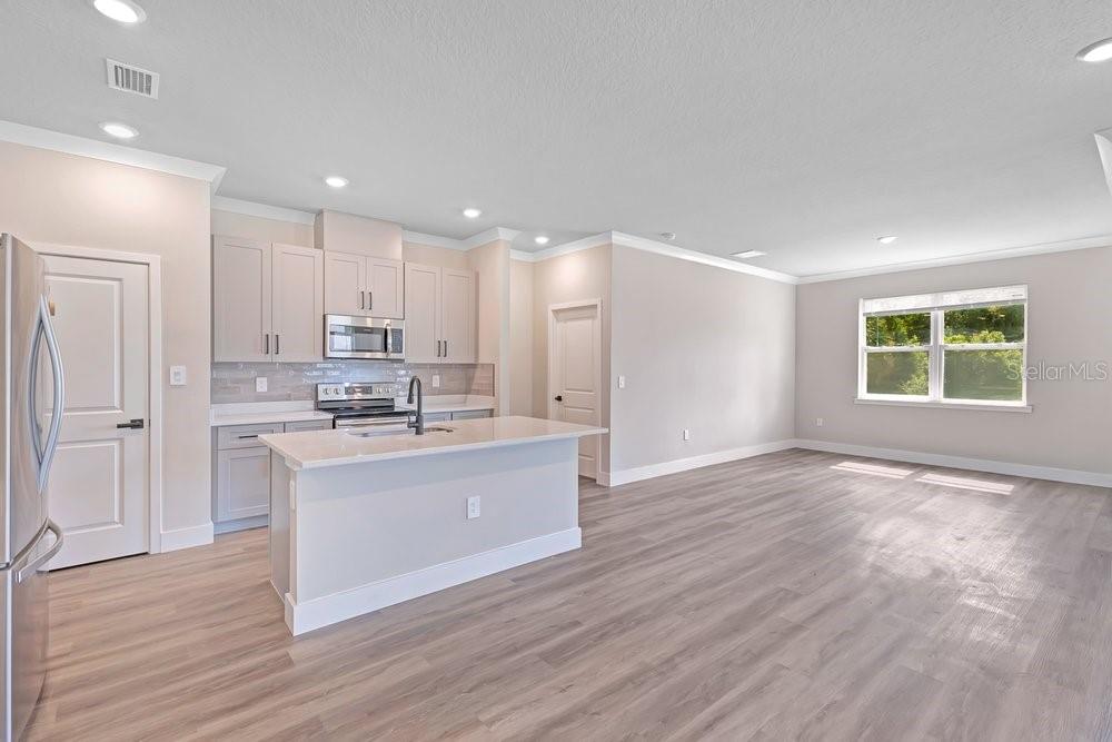 2203 W LOWRY AVE — photo 8