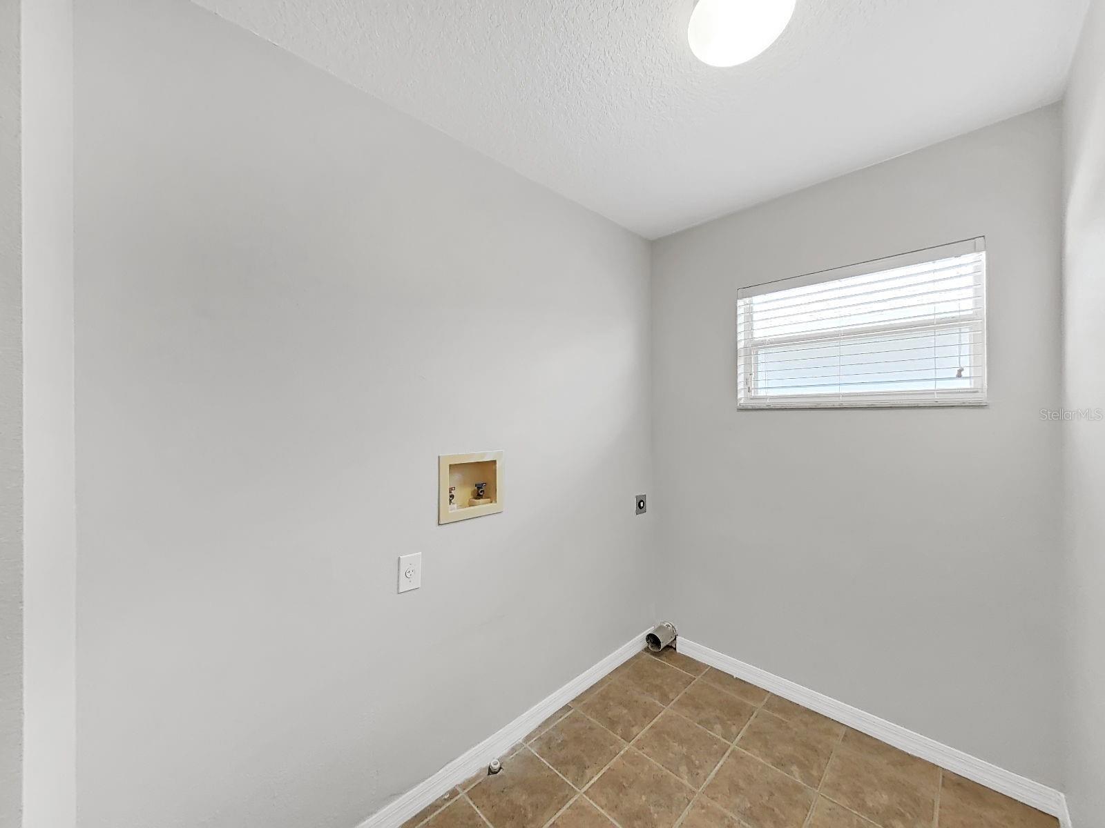 8427 CARRIAGE POINTE DR — photo 28
