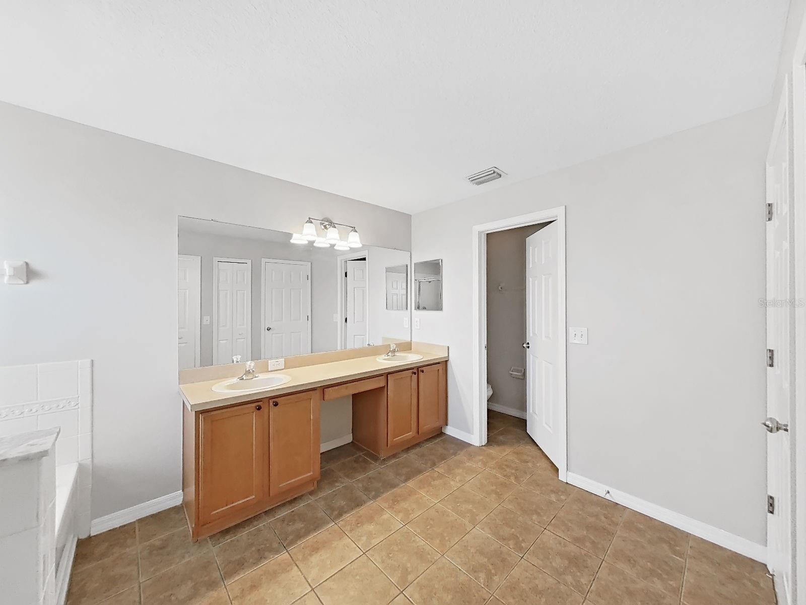 8427 CARRIAGE POINTE DR — photo 39