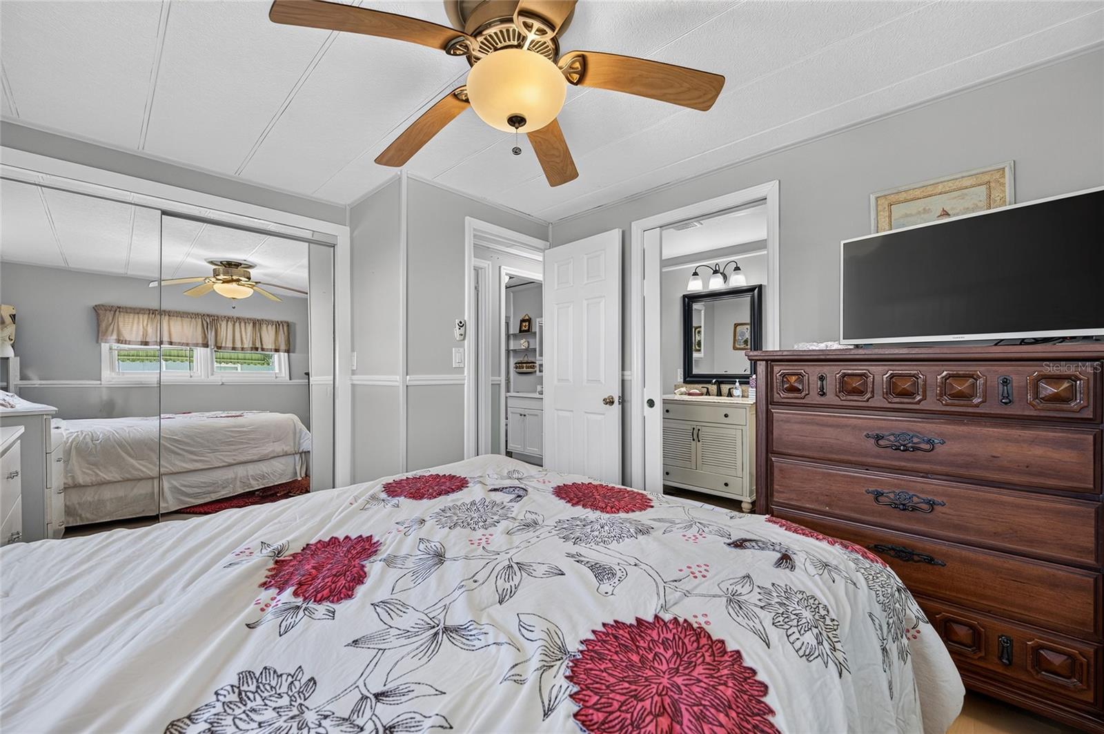 213 MANTUA DR — photo 42