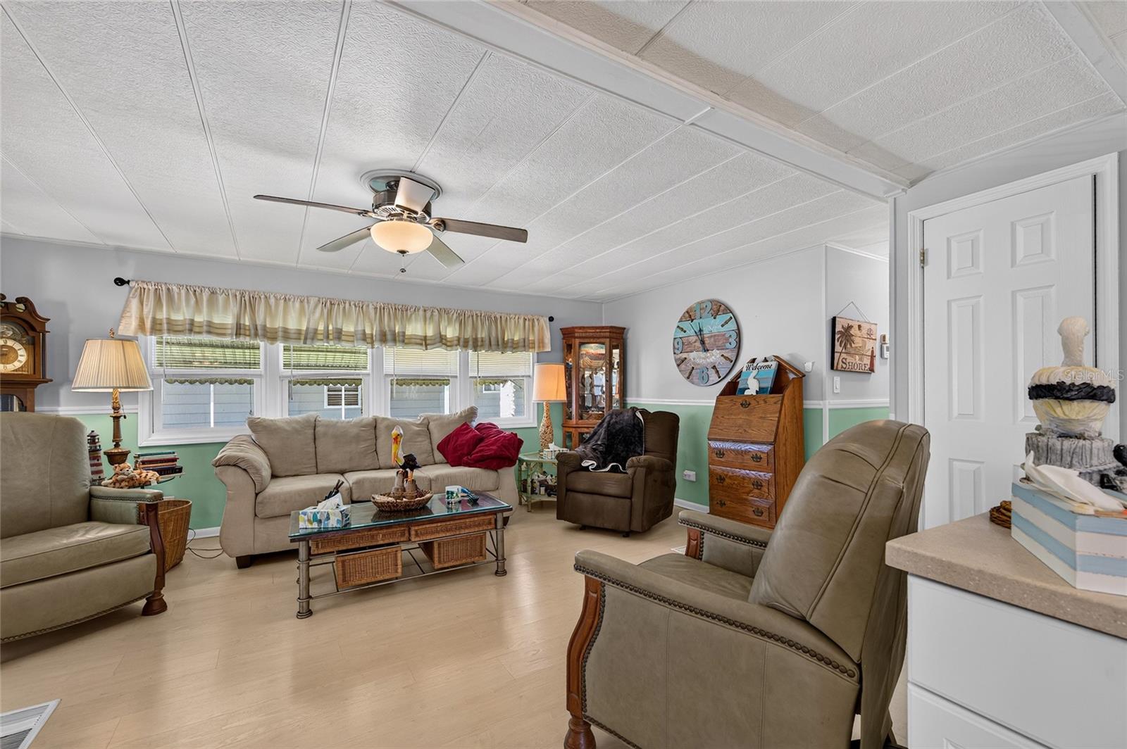 213 MANTUA DR — photo 29