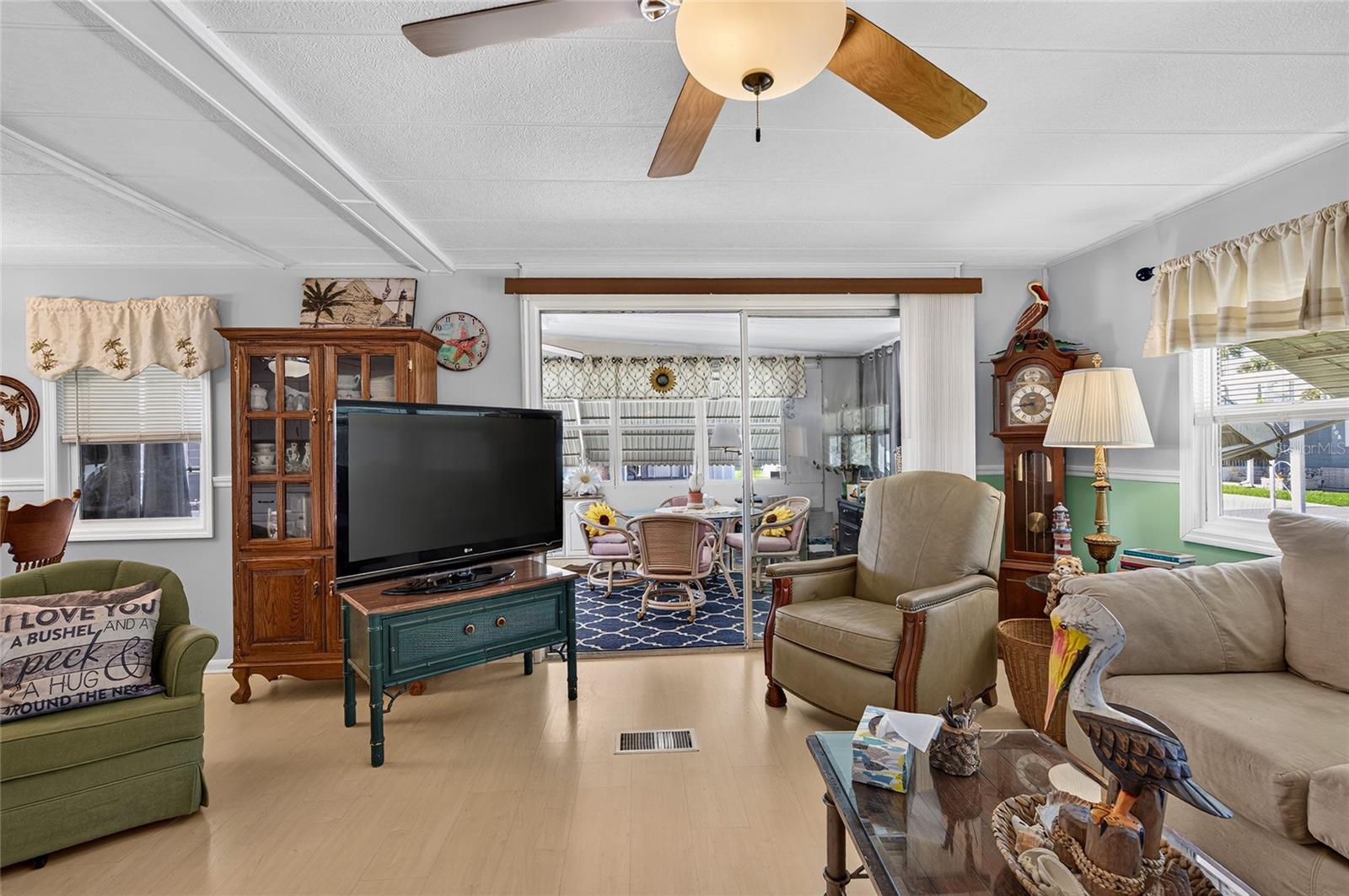 213 MANTUA DR — photo 23