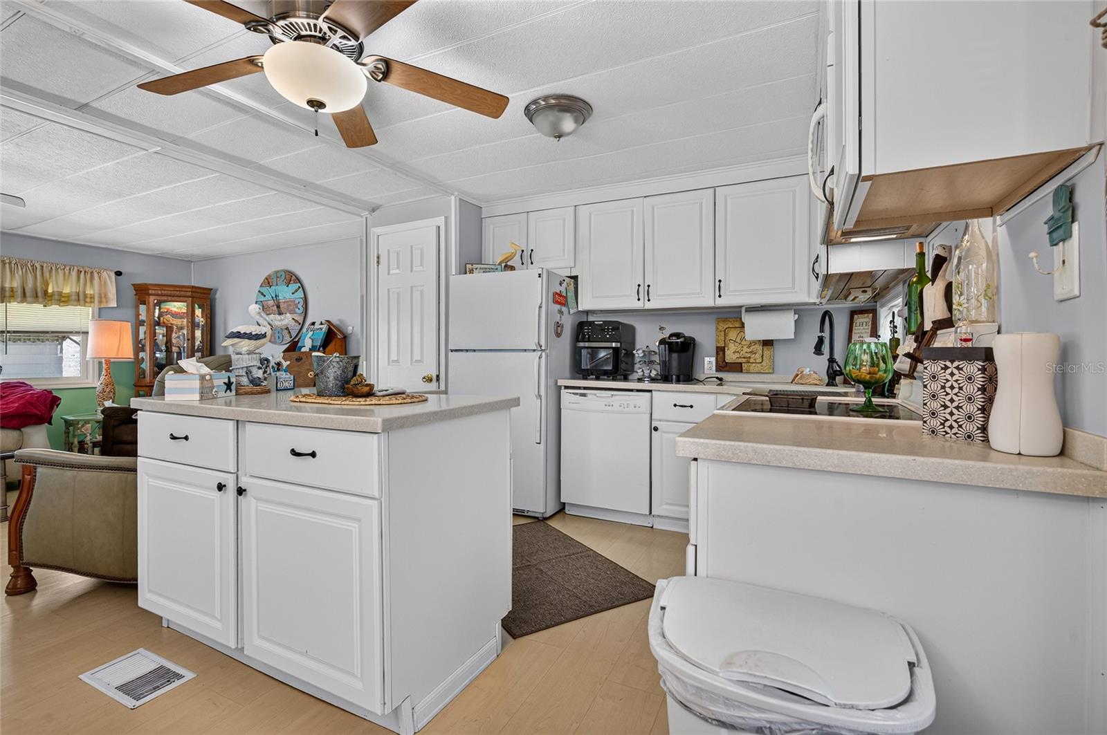 213 MANTUA DR — photo 16