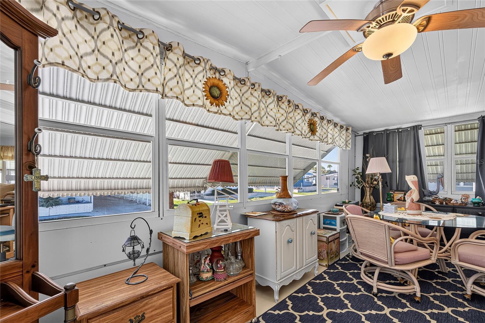 213 MANTUA DR — photo 25