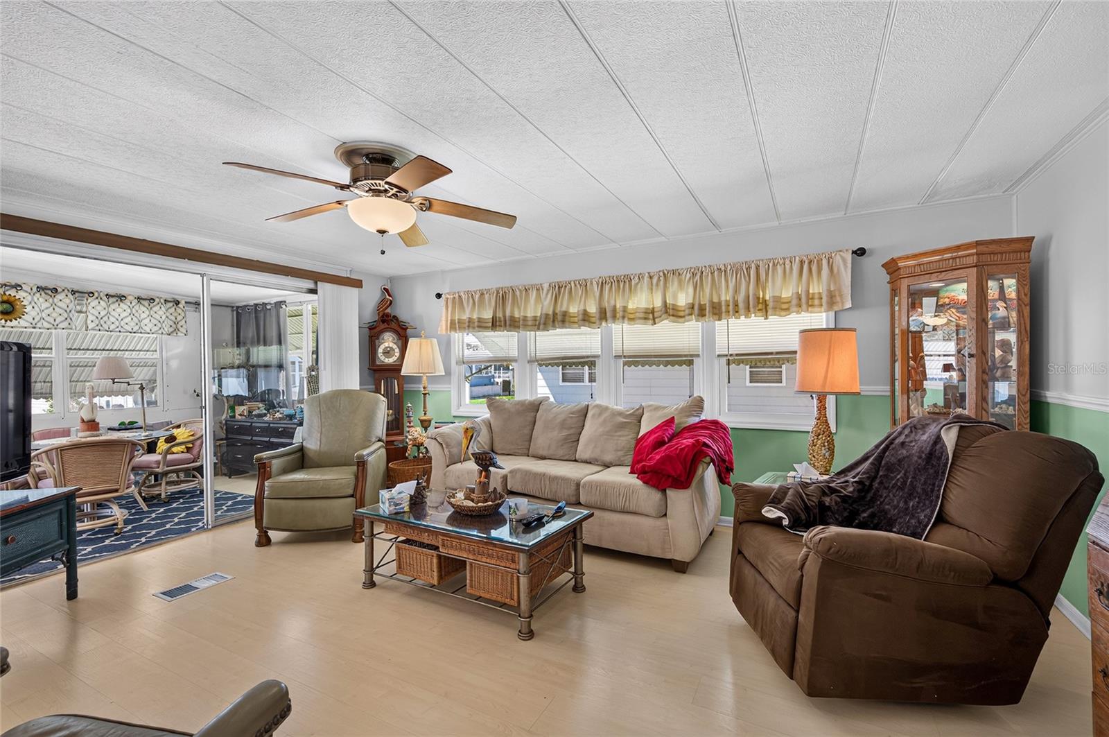 213 MANTUA DR — photo 22