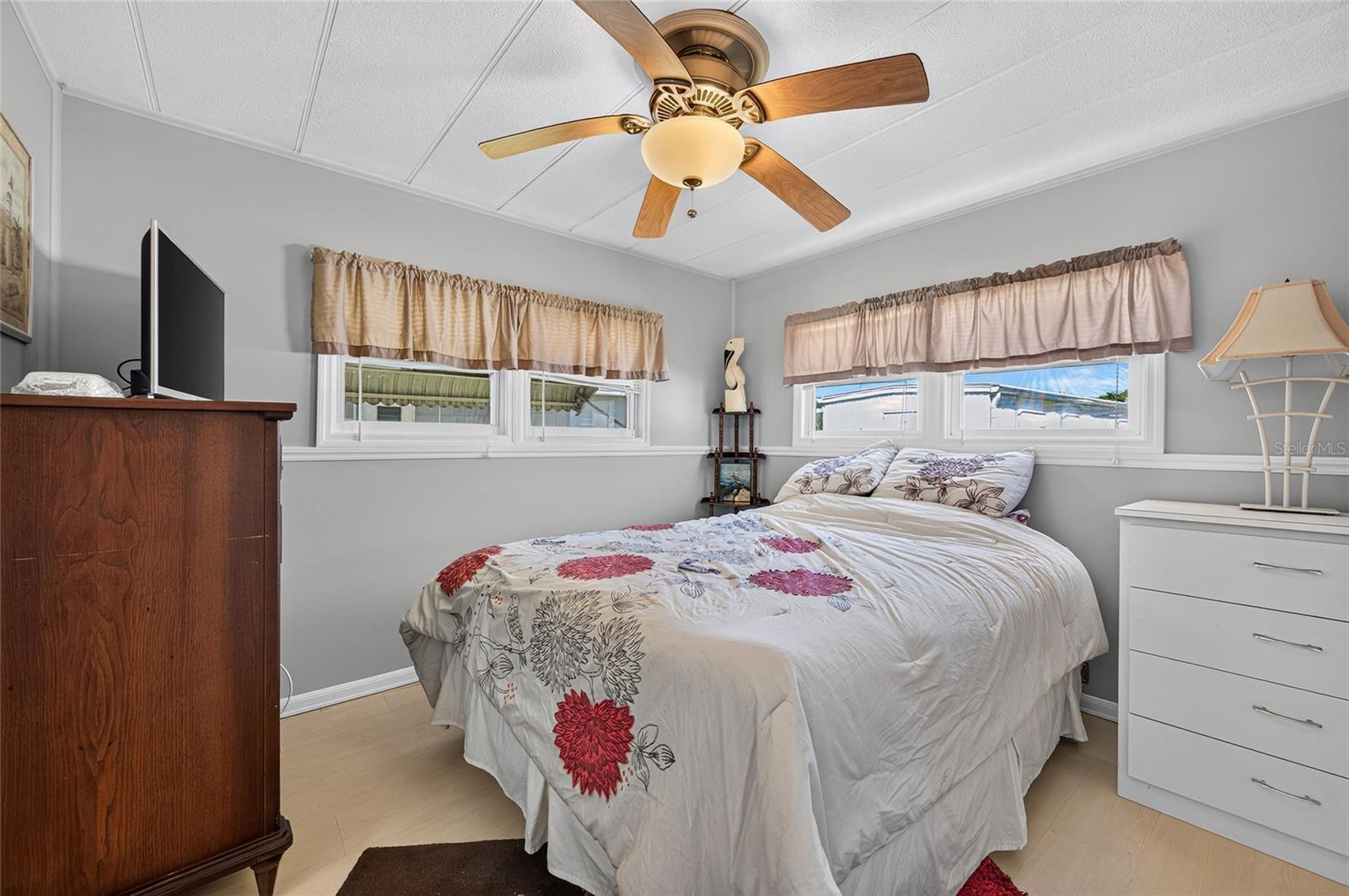 213 MANTUA DR — photo 35