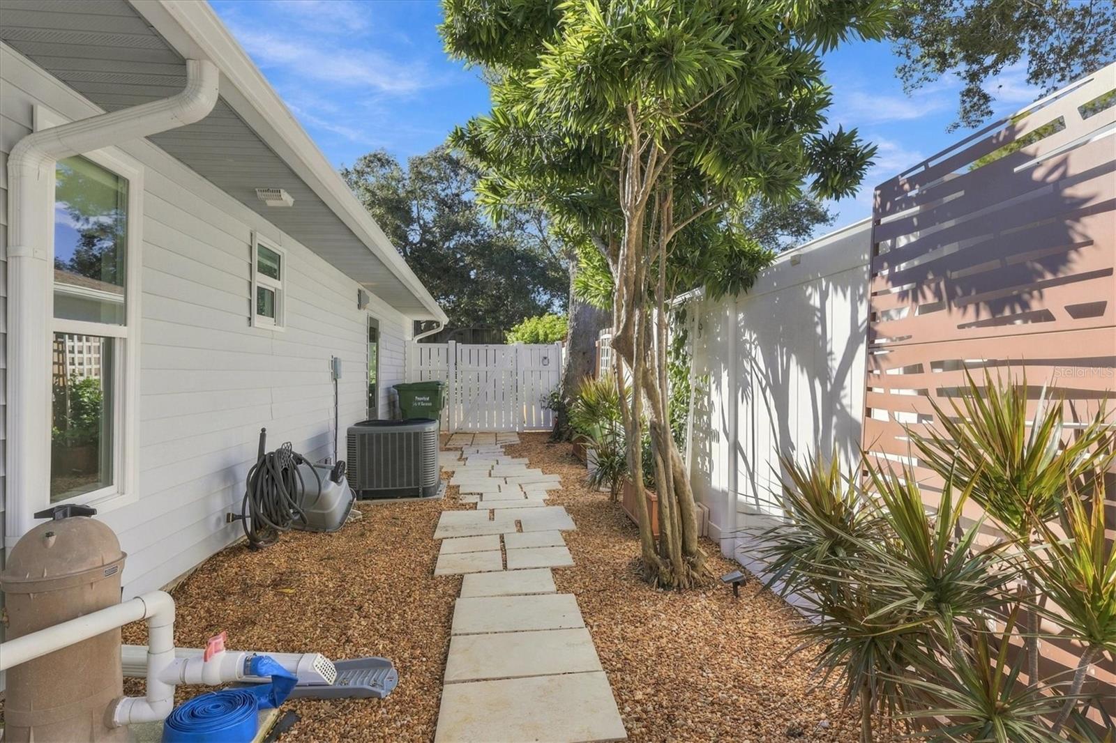 2557 TEMPLE ST — photo 41